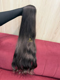 Detalhe do cabelo castanho médio ondulado 67cm — CWB Cabelos