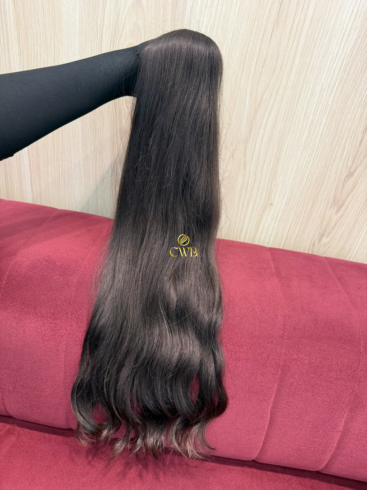 Detalhe do cabelo castanho médio ondulado 67cm — CWB Cabelos