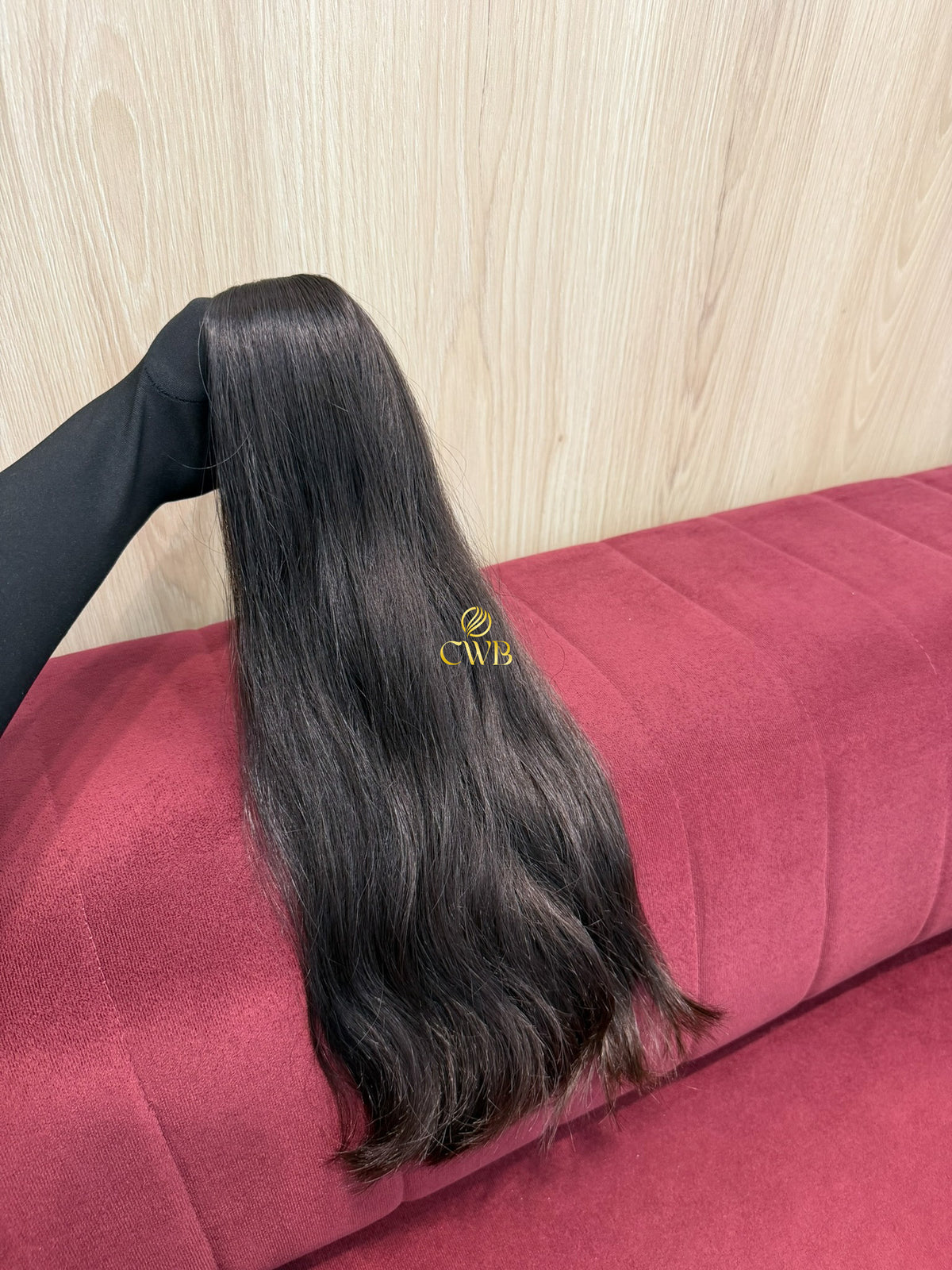 Detalhe do cabelo castanho médio ondulado 54cm — CWB Cabelos