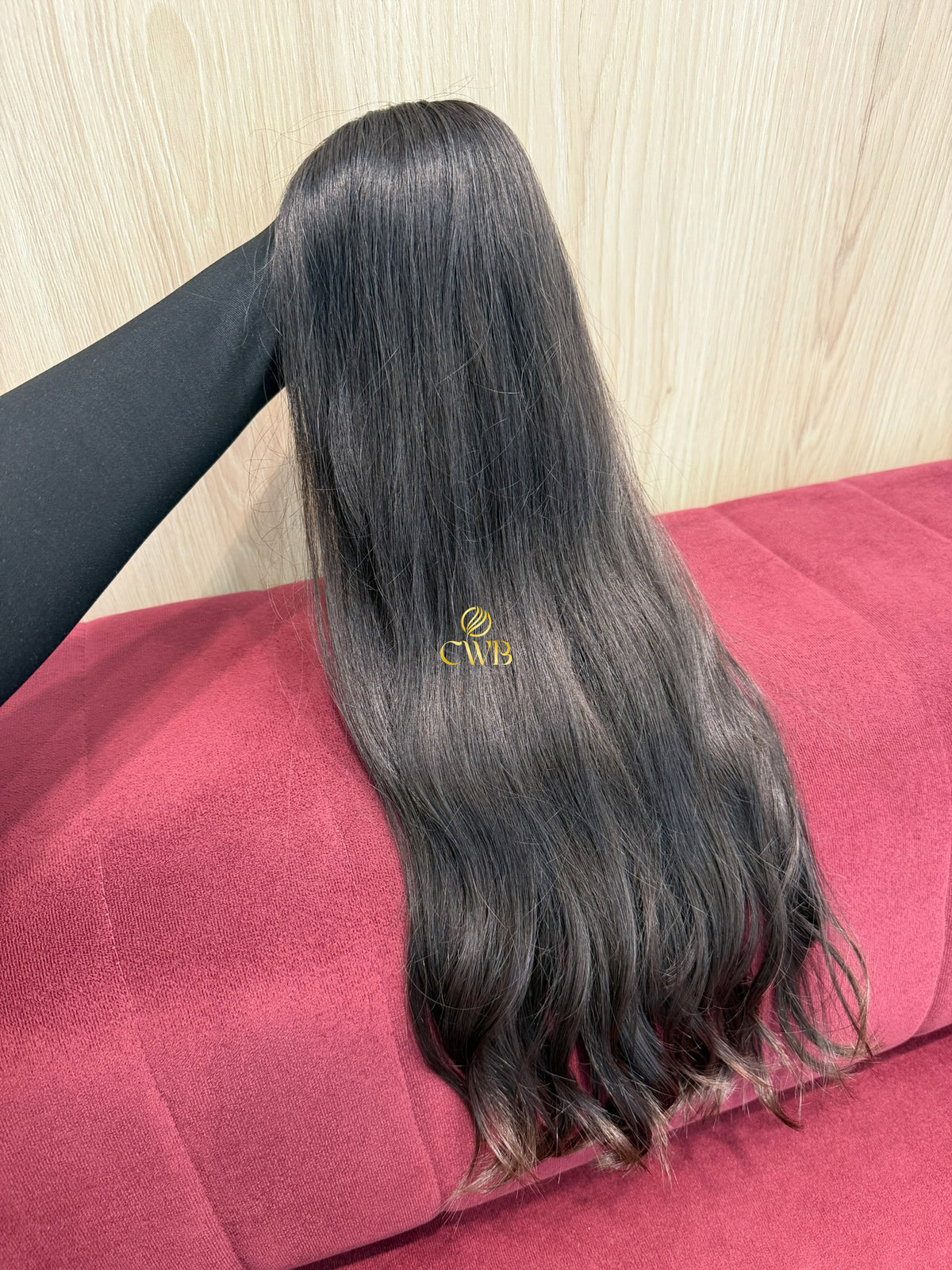Detalhe do cabelo castanho médio ondulado 60cm — CWB Cabelos