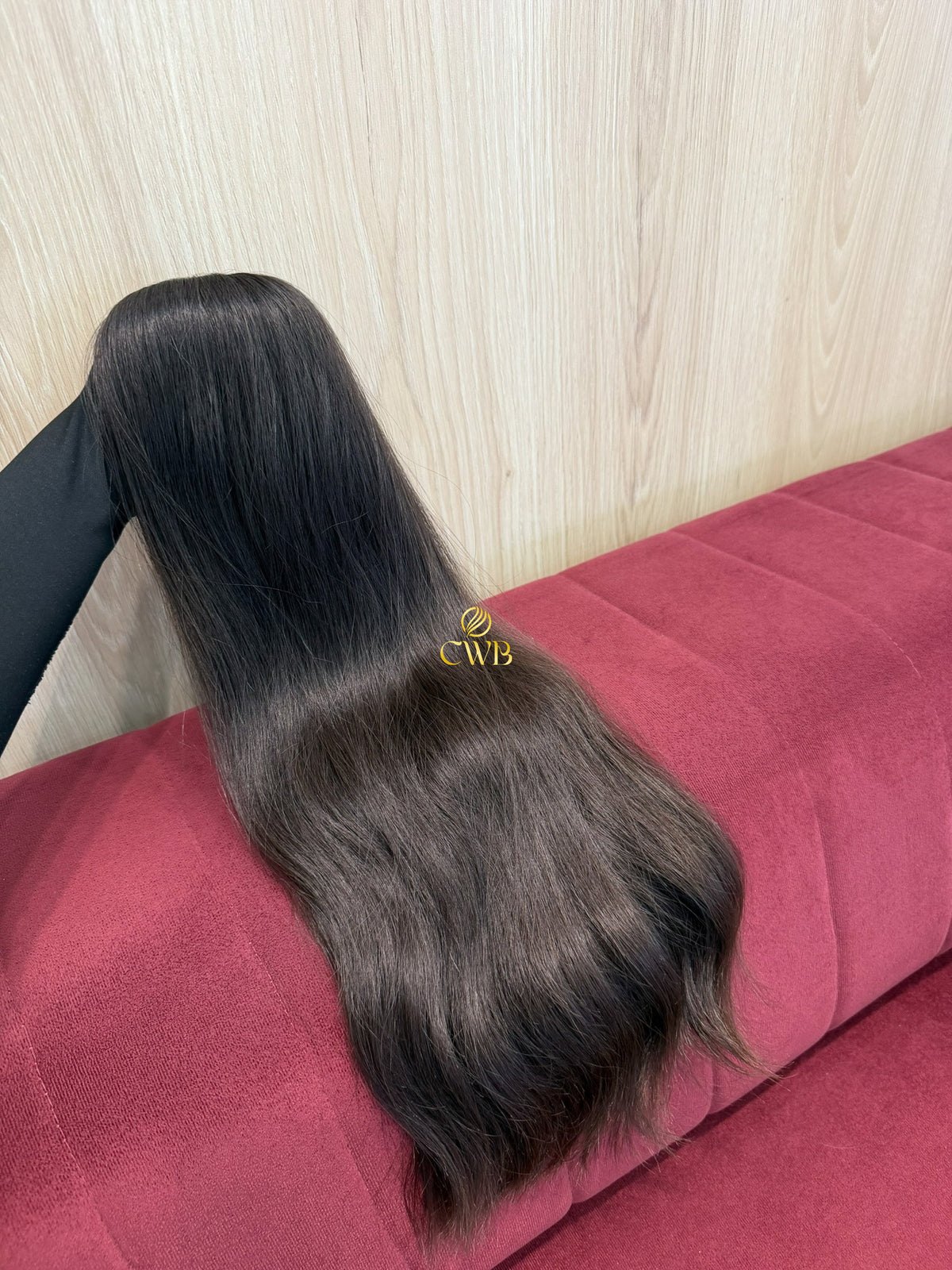Detalhe do cabelo castanho médio ondulado 60cm — CWB Cabelos