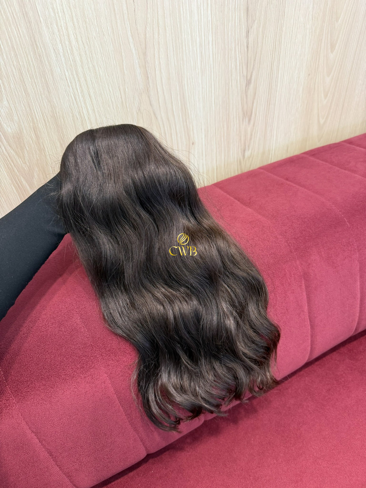 Detalhe do cabelo castanho médio ondulado 50cm — CWB Cabelos
