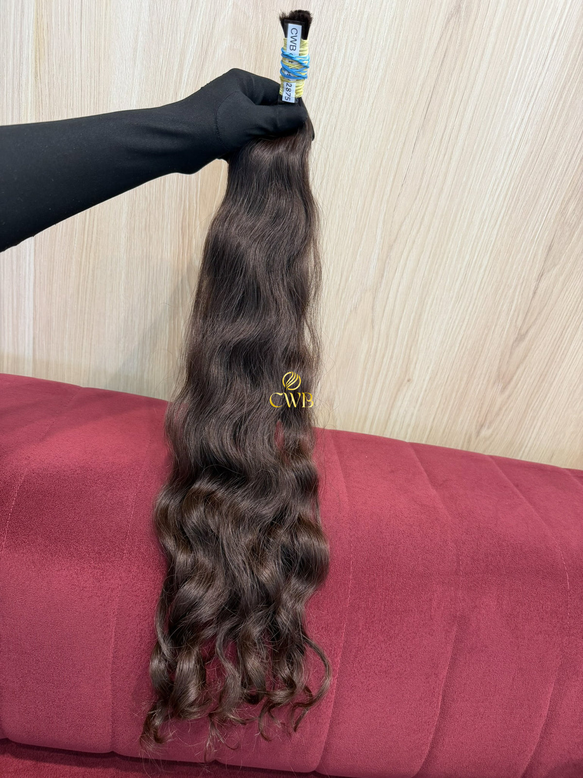 Cabelo castanho médio 63cm sendo medido — 90g brasileiro do Sul