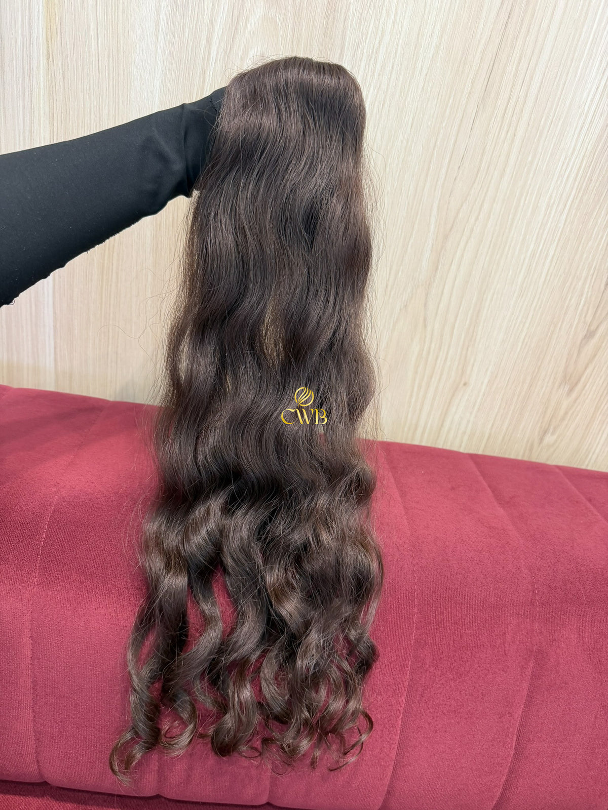 Detalhe do cabelo castanho médio ondulado 63cm — CWB Cabelos