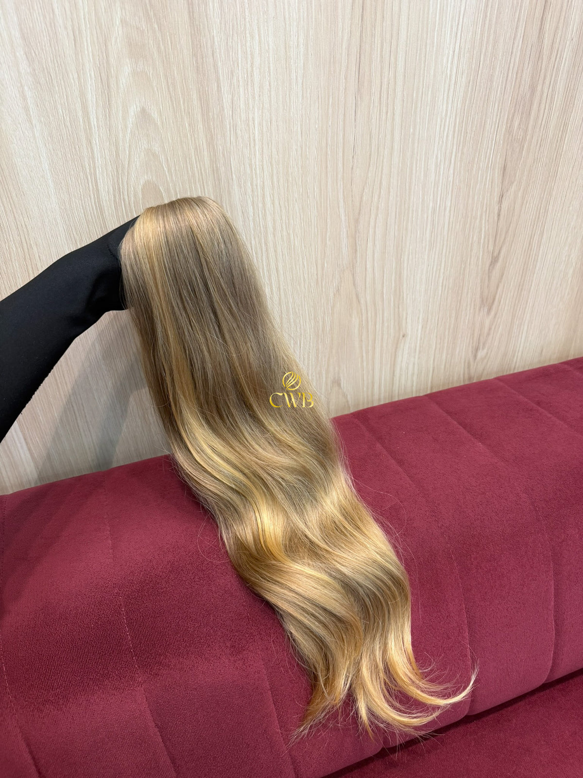 Detalhe do cabelo loiro claro ondulado 61cm — CWB Cabelos raridade