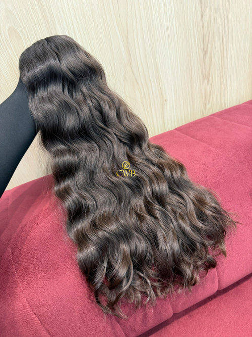 Detalhe do cabelo castanho claro ondulado 55cm — CWB Cabelos