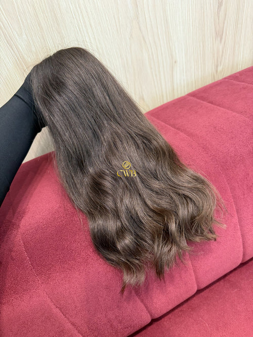 Detalhe do cabelo castanho claro ondulado 44cm — CWB Cabelos
