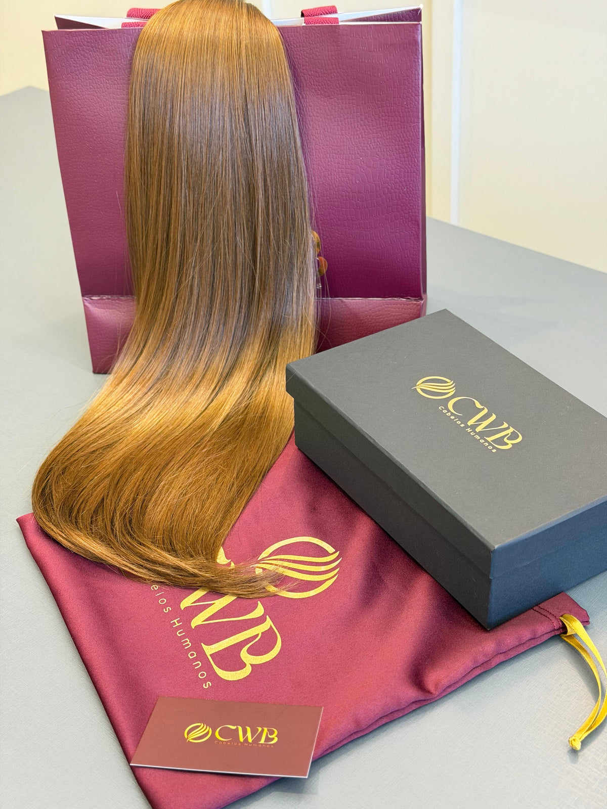 Cabelo humano natural loiro médio liso 60cm 212g — mega hair peça única CWB, vista de trás