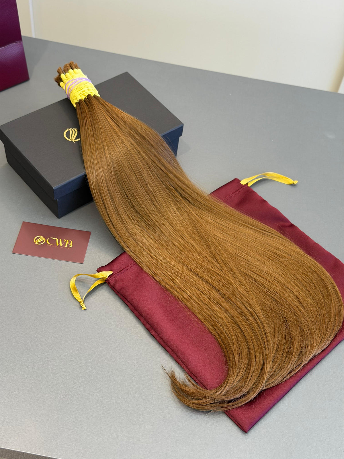 Detalhe do cabelo loiro médio liso 60cm — CWB Cabelos