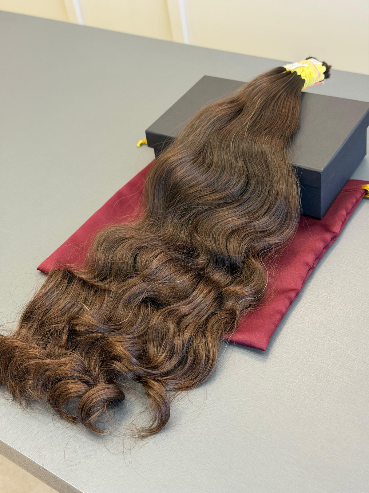 Detalhe do cabelo castanho claro ondulado 58cm — CWB Cabelos