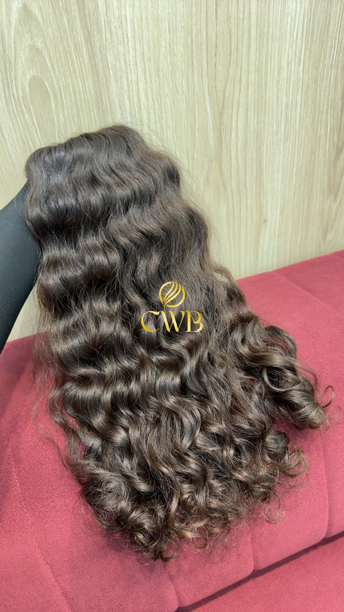 Detalhe do cabelo castanho claro cacheado 51cm — CWB Cabelos