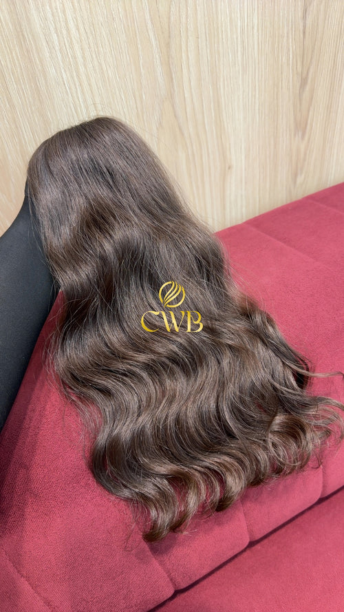 Detalhe do cabelo castanho claro ondulado 49cm — CWB Cabelos