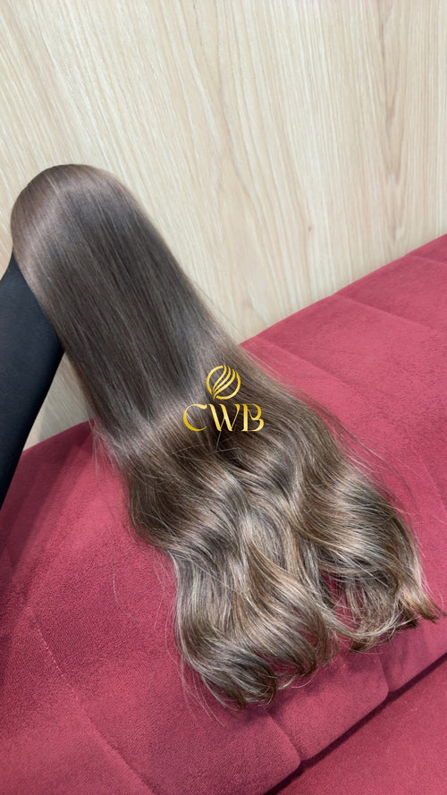 Detalhe do cabelo castanho claro ondulado 55cm — CWB Cabelos