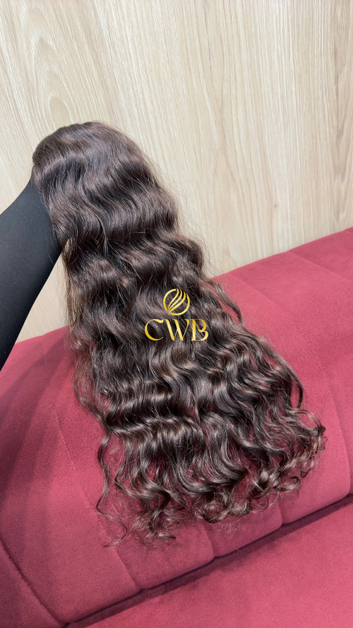 Detalhe do cabelo castanho claro cacheado 52cm — CWB Cabelos