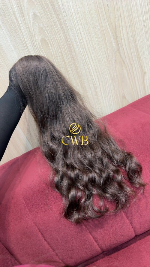 Detalhe do cabelo castanho claro ondulado 53cm — CWB Cabelos