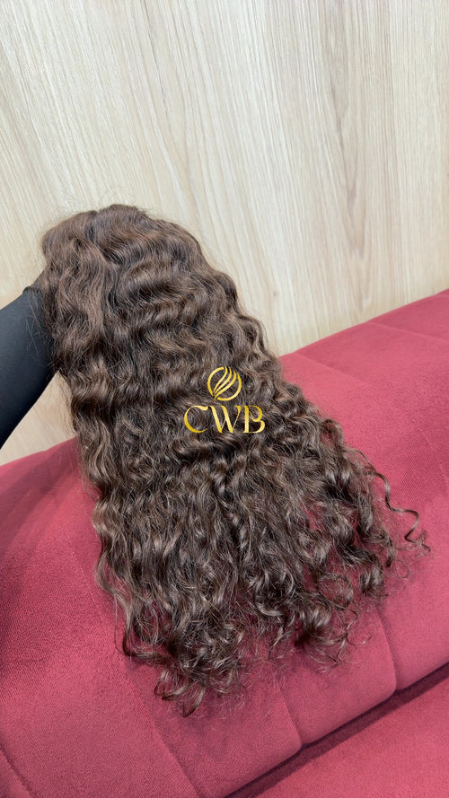 Detalhe do cabelo castanho claro cacheado 50cm — CWB Cabelos