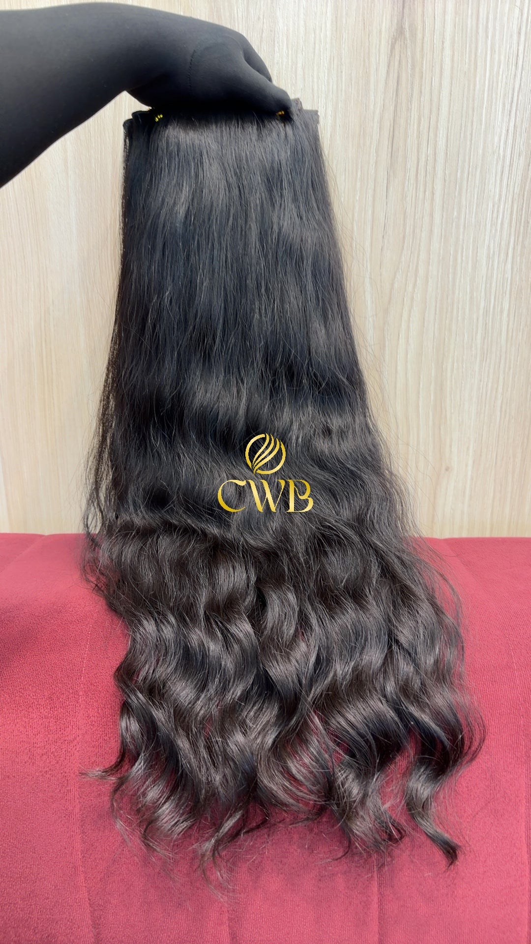 Cabelo humano natural castanho escuro ondulado 64cm 193g — mega hair peça única CWB, vista de trás