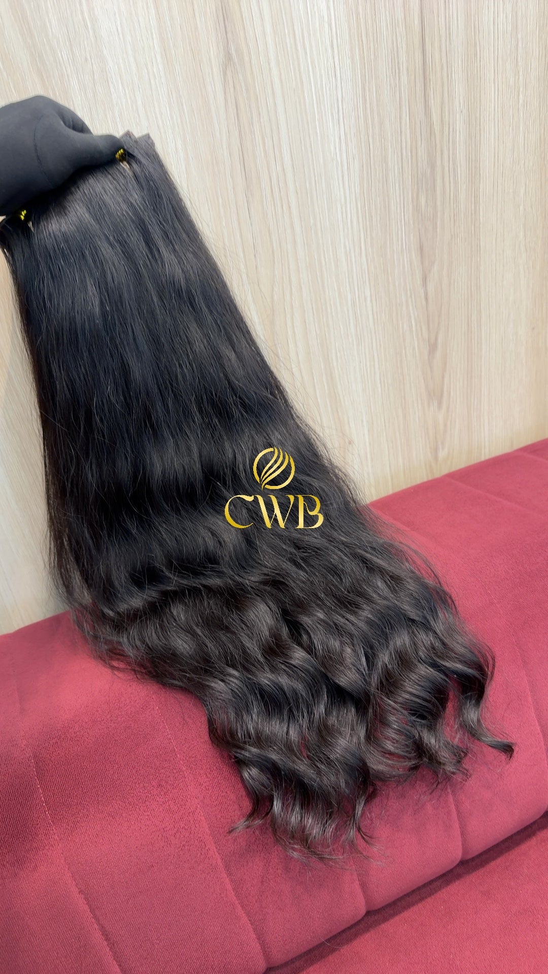 Detalhe do cabelo castanho escuro ondulado 64cm — CWB Cabelos