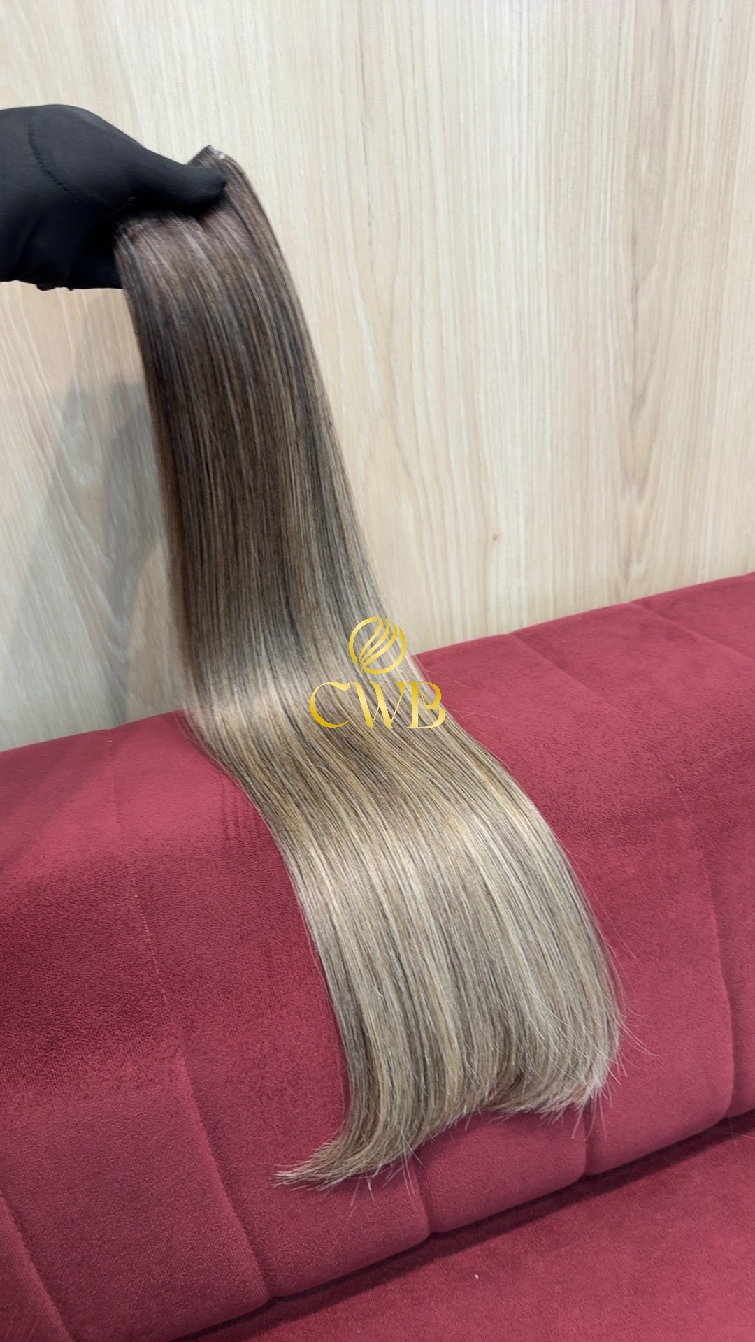 Detalhe do cabelo loiro descolorido liso 61cm — CWB Cabelos