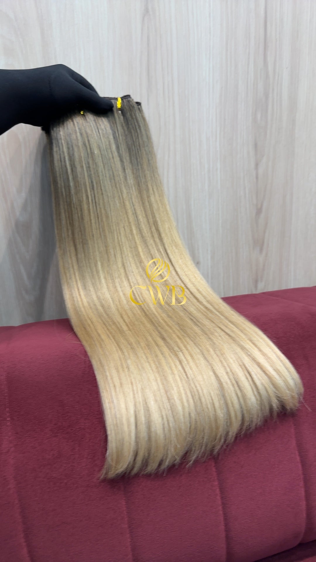 Detalhe do cabelo loiro descolorido liso 50cm — CWB Cabelos