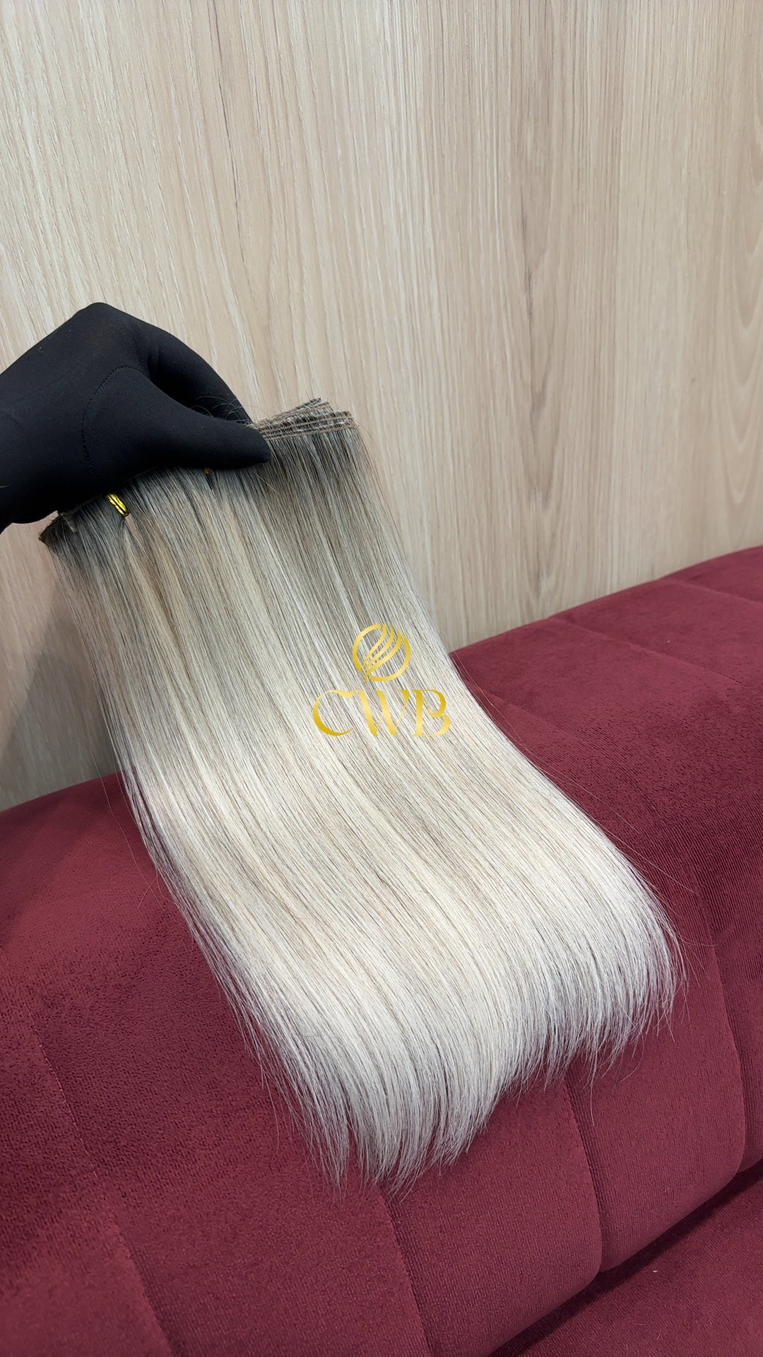 Detalhe do cabelo loiro descolorido liso 35cm — CWB Cabelos