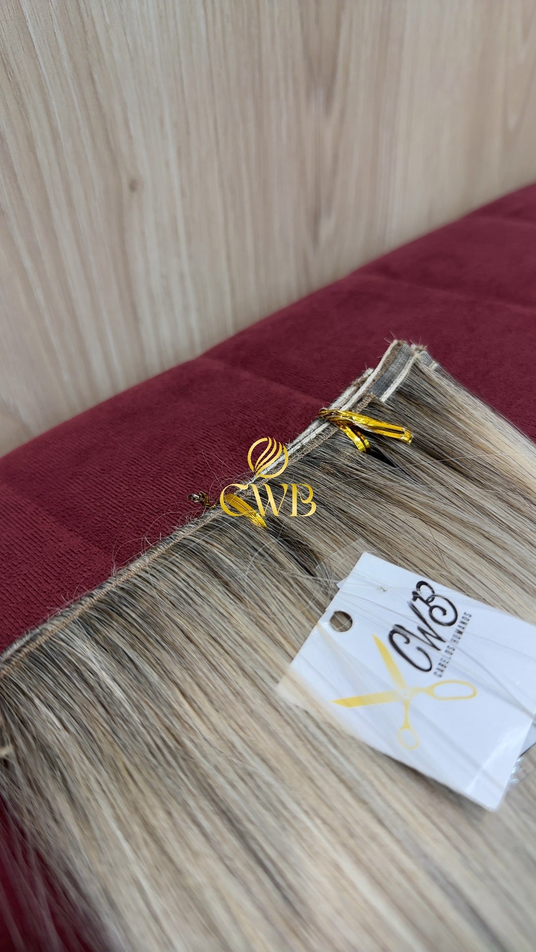 Cabelo loiro descolorido 35cm sendo medido — 67g brasileiro do Sul