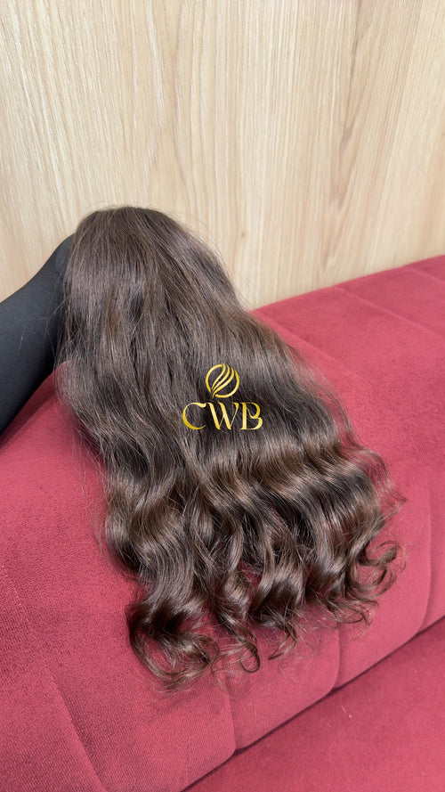 Detalhe do cabelo castanho claro ondulado 44cm — CWB Cabelos