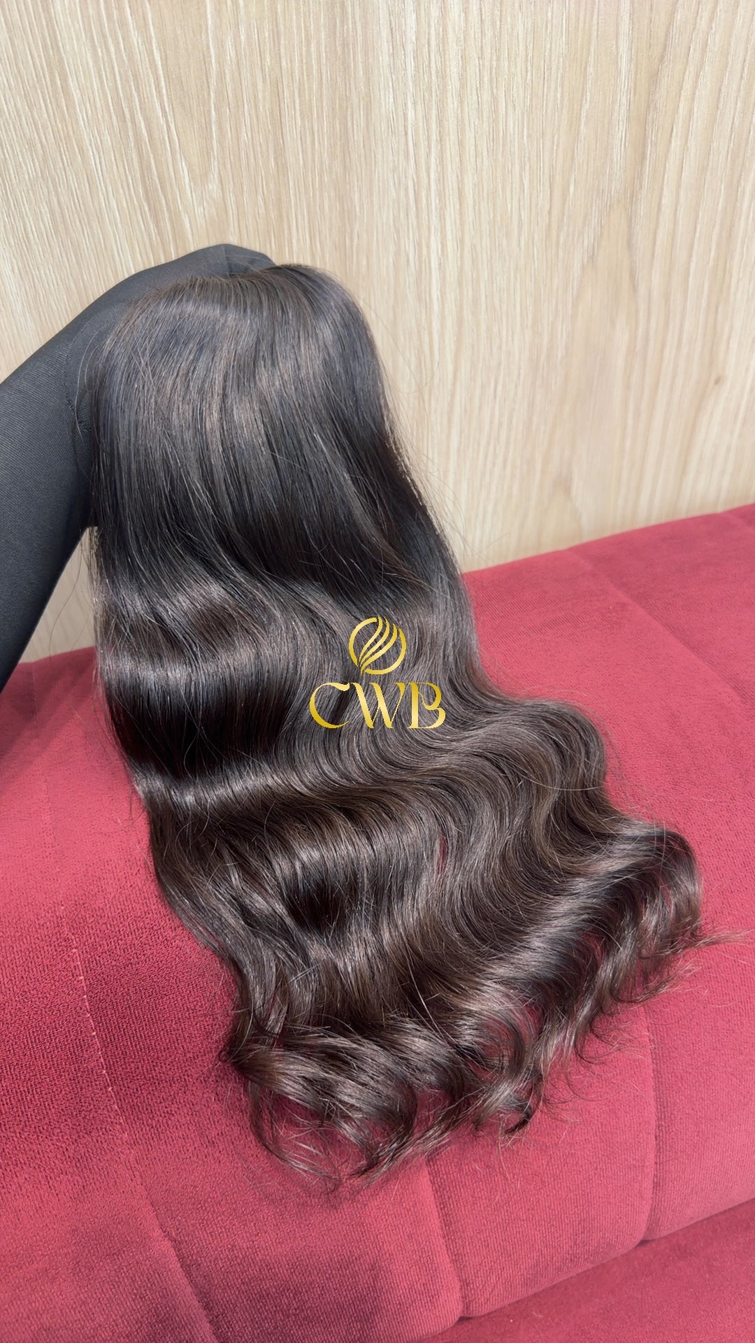 Detalhe do cabelo castanho escuro ondulado 45cm — CWB Cabelos