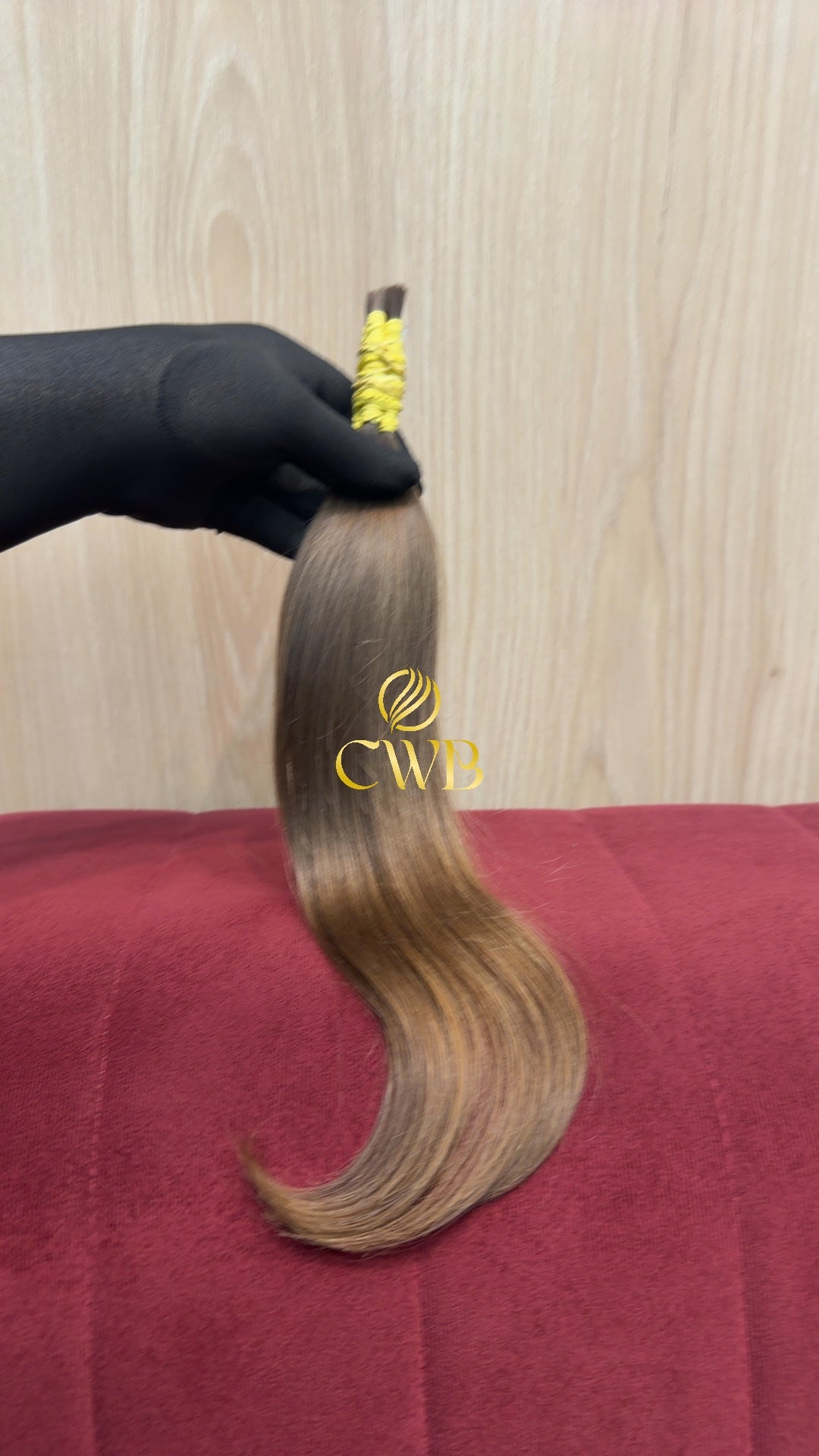 Cabelo loiro claro 40cm sendo medido — 31g brasileiro do Sul