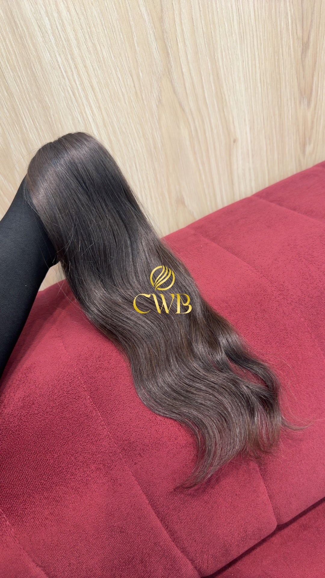 Detalhe do cabelo castanho médio ondulado 42cm — CWB Cabelos