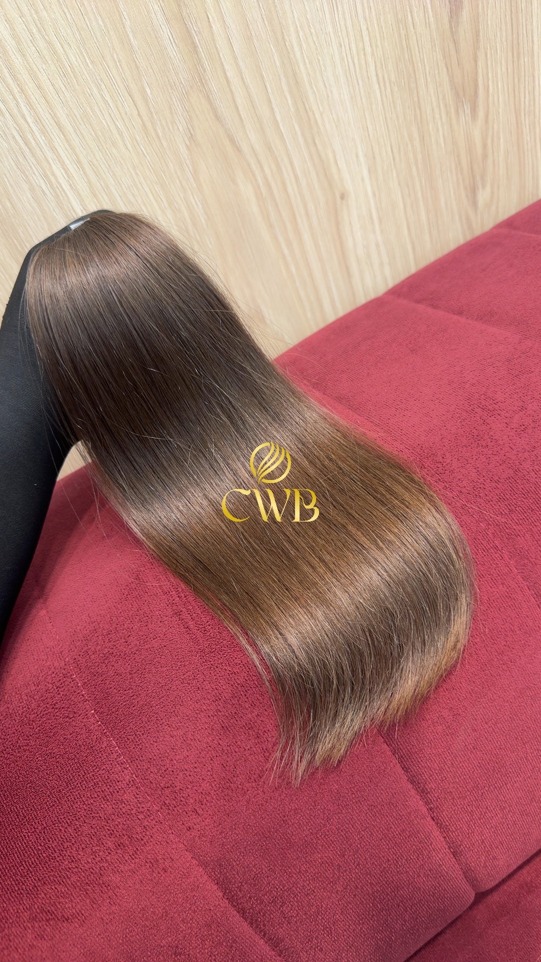 Detalhe do cabelo loiro médio liso 37cm — CWB Cabelos