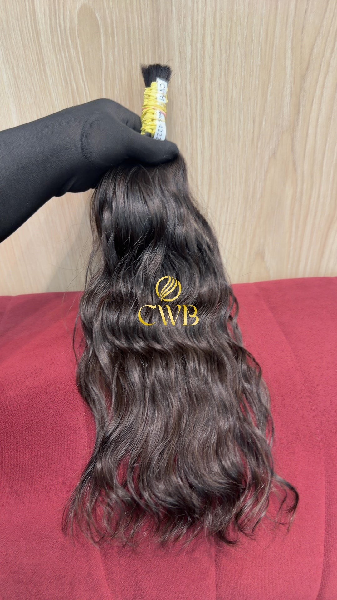 Cabelo castanho médio 42cm sendo medido — 74g brasileiro do Sul