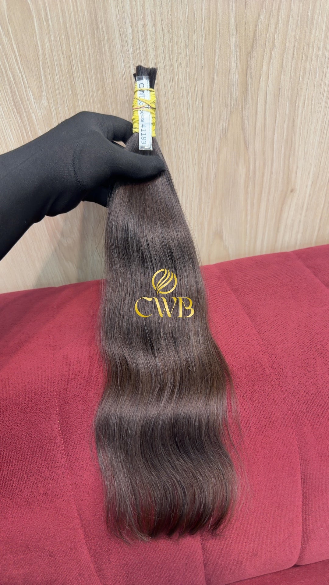 Cabelo castanho médio 43cm sendo medido — 43g brasileiro do Sul
