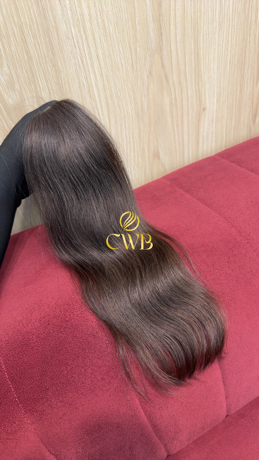 Detalhe do cabelo castanho médio ondulado 43cm — CWB Cabelos