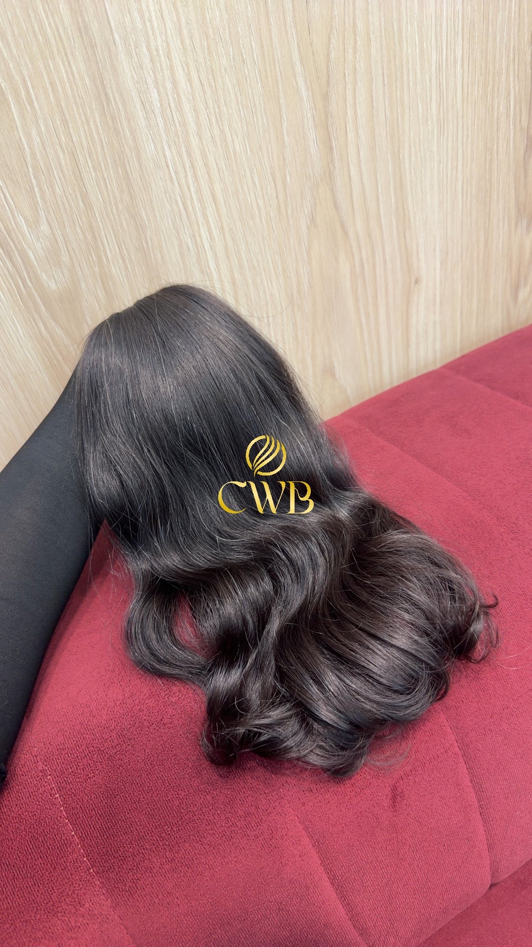 Detalhe do cabelo castanho escuro ondulado 40cm — CWB Cabelos