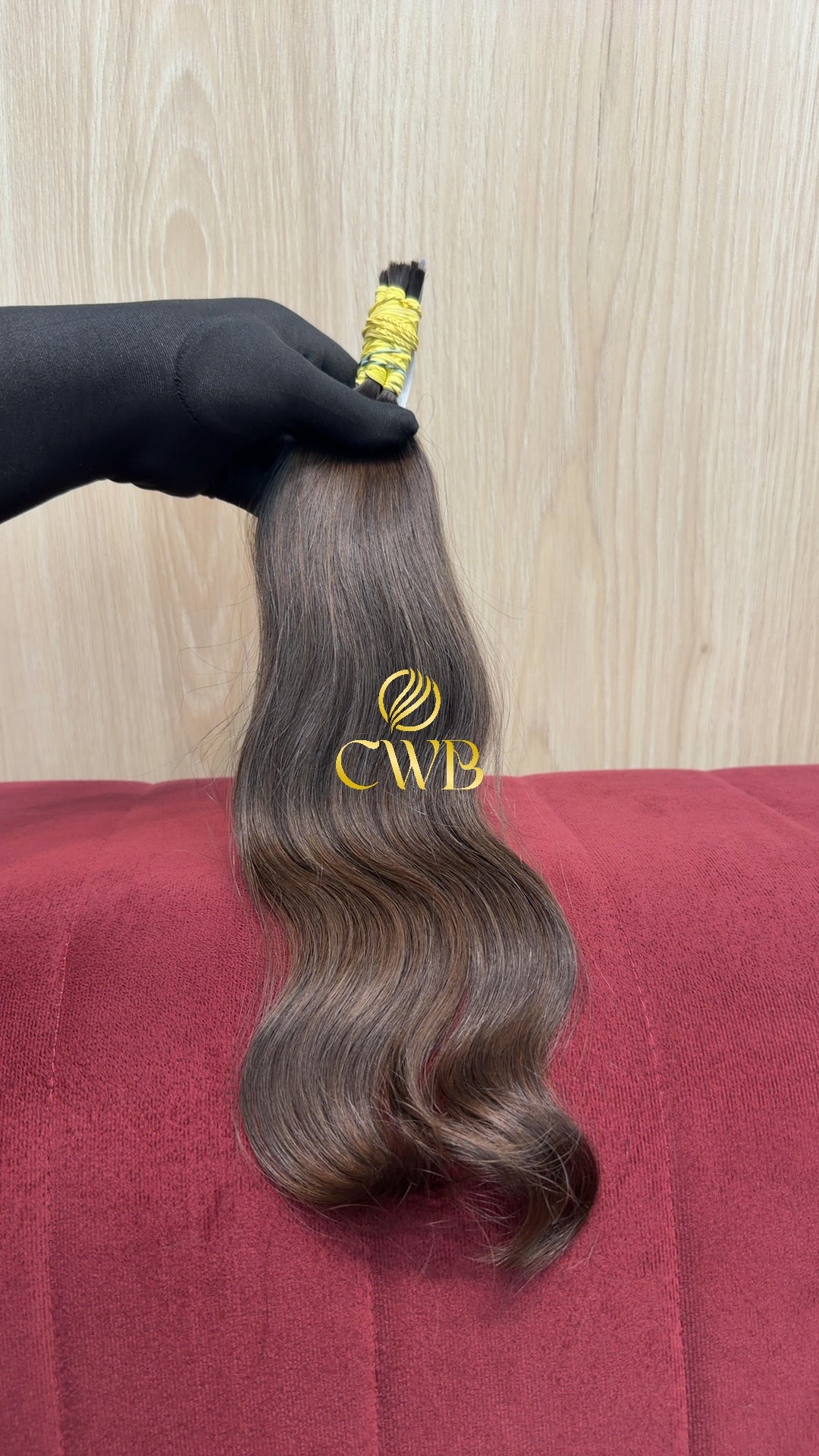 Cabelo castanho claro 42cm sendo medido — 42g brasileiro do Sul