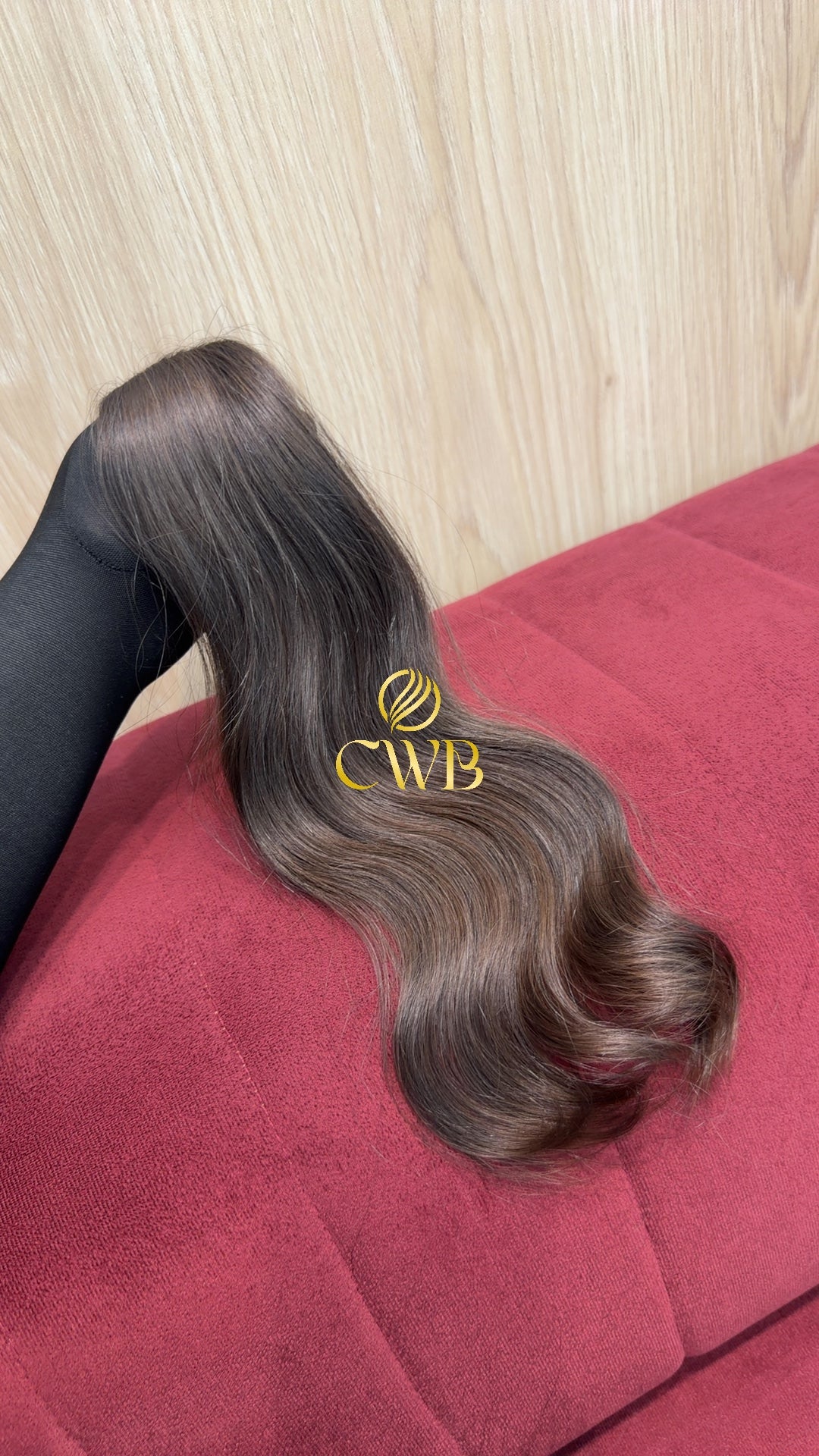 Detalhe do cabelo castanho claro ondulado 42cm — CWB Cabelos