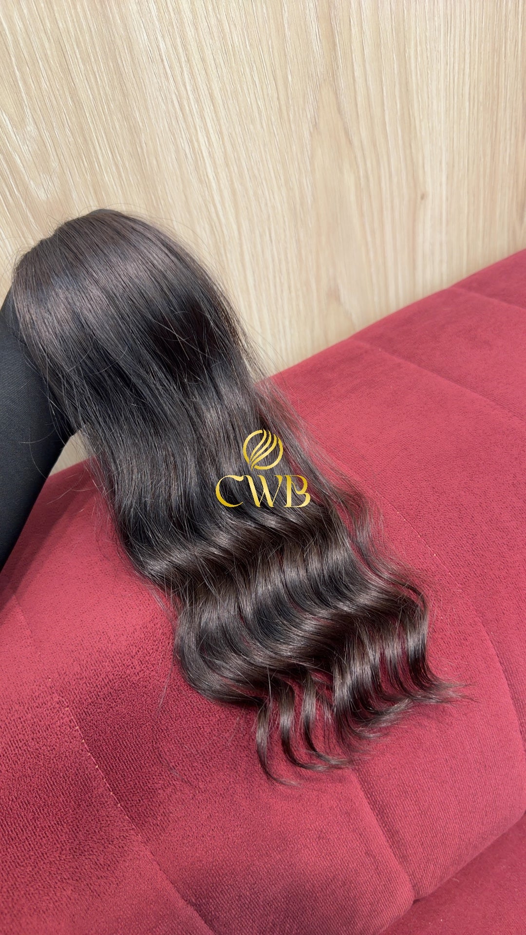 Detalhe do cabelo castanho escuro ondulado 38cm — CWB Cabelos