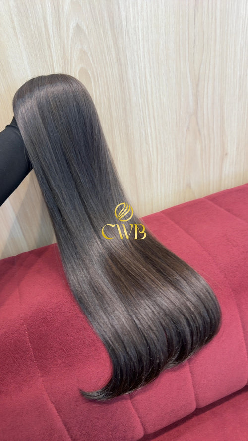 Detalhe do cabelo castanho escuro liso 61cm — CWB Cabelos