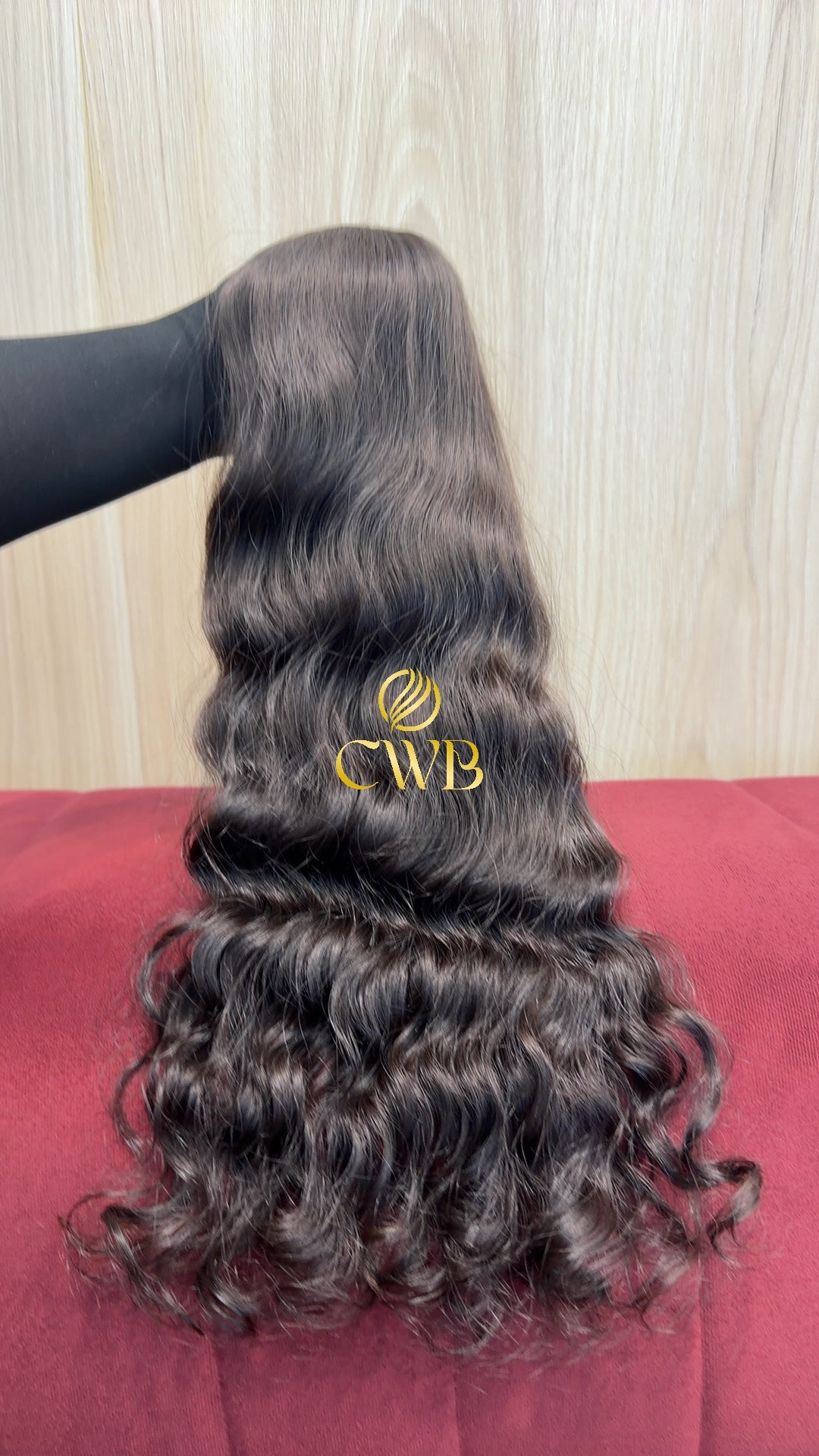 Cabelo humano natural castanho escuro ondulado 51cm 117g — mega hair peça única CWB, vista de trás
