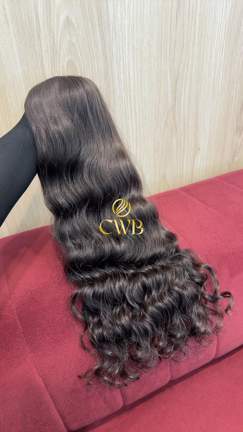 Detalhe do cabelo castanho escuro ondulado 51cm — CWB Cabelos