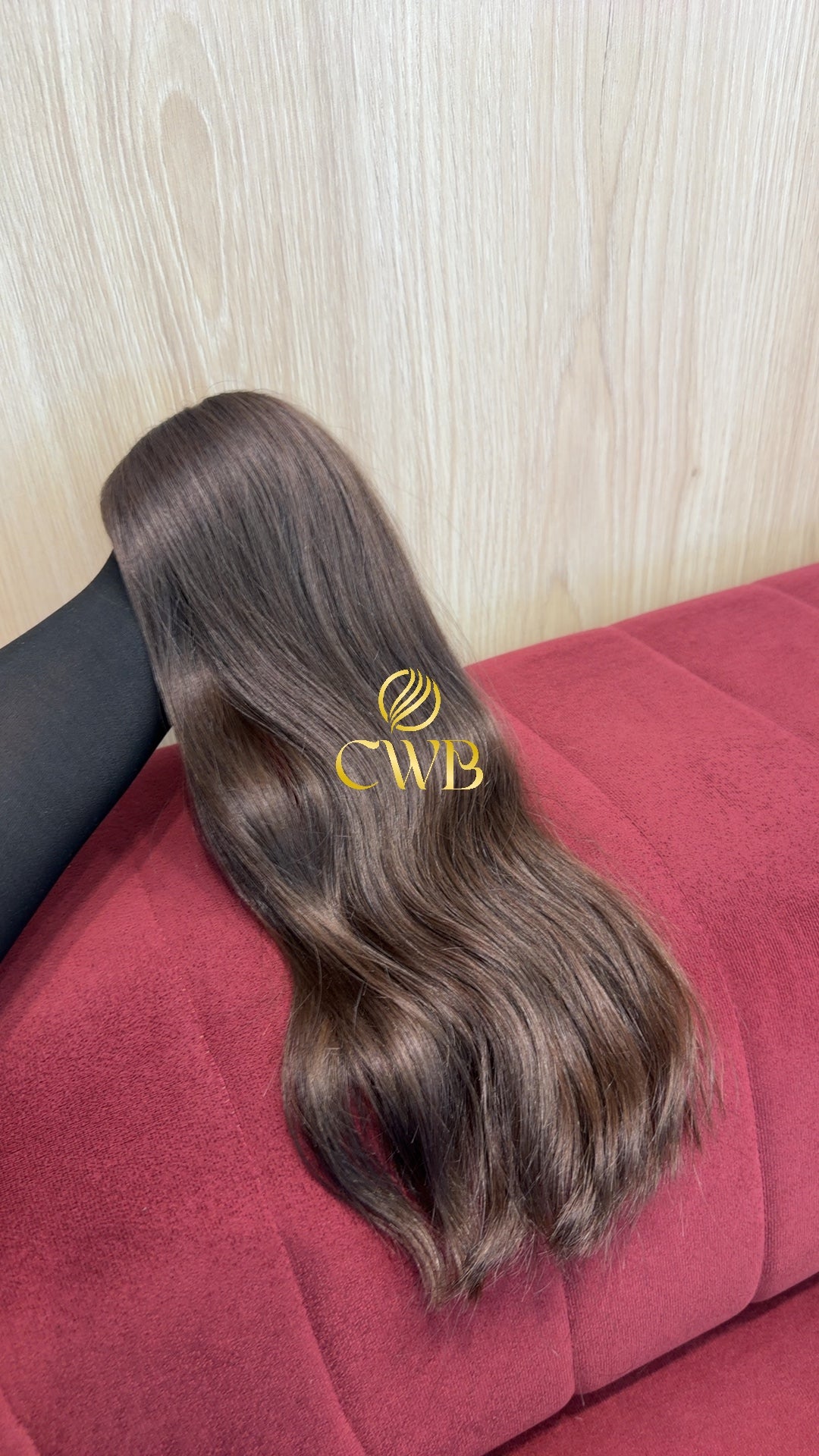 Detalhe do cabelo castanho médio ondulado 48cm — CWB Cabelos