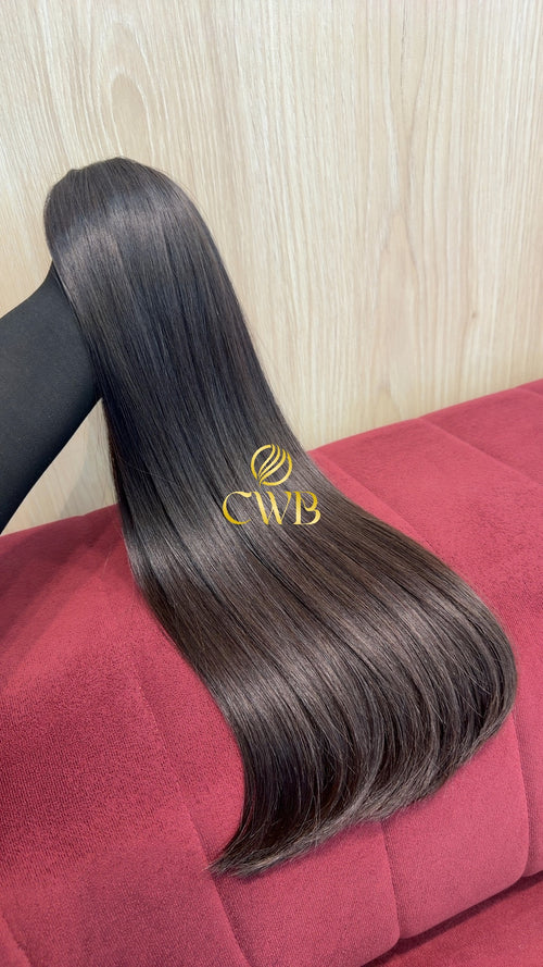 Detalhe do cabelo castanho escuro liso 54cm — CWB Cabelos
