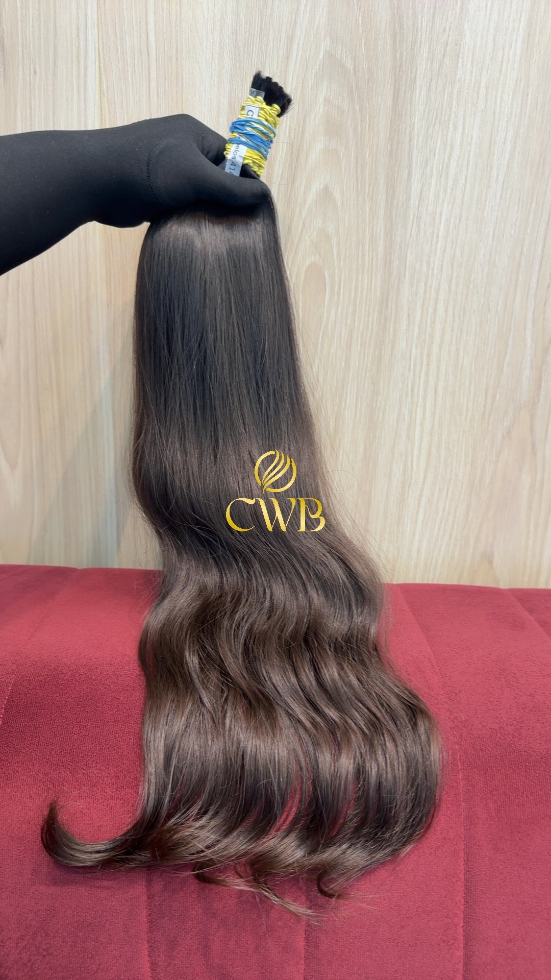 Cabelo castanho médio 65cm sendo medido — 132g brasileiro do Sul