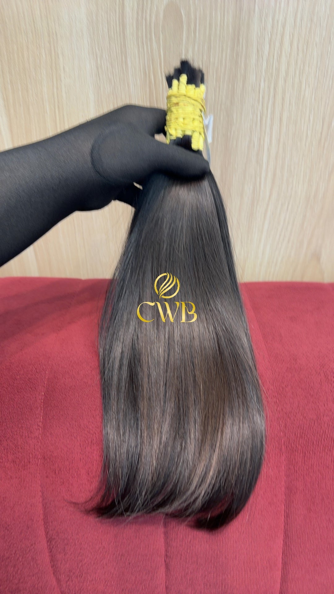 Cabelo castanho médio 40cm sendo medido — 71g brasileiro do Sul