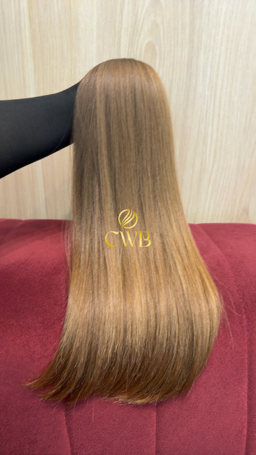 Cabelo humano natural loiro médio liso 53cm 138g — mega hair peça única CWB, vista de trás