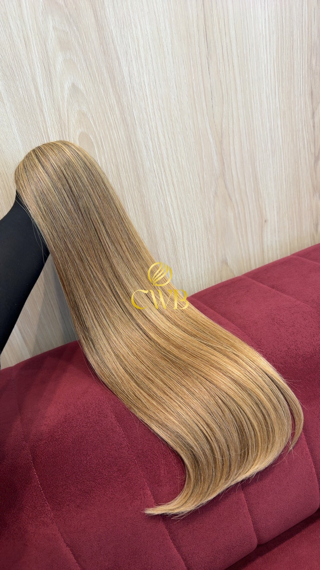 Detalhe do cabelo loiro descolorido moreno iluminado liso 63cm — CWB Cabelos