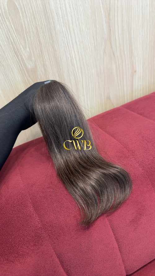 Detalhe do cabelo castanho claro ondulado 36cm — CWB Cabelos