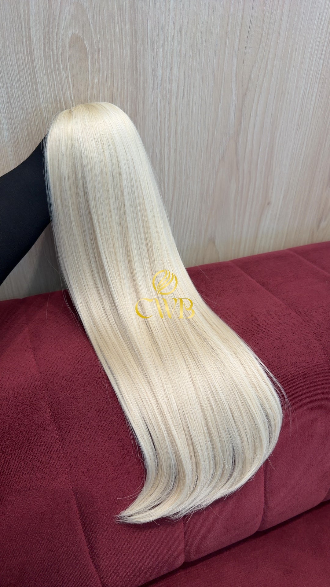 Detalhe do cabelo loiro descolorido global liso 55cm — CWB Cabelos