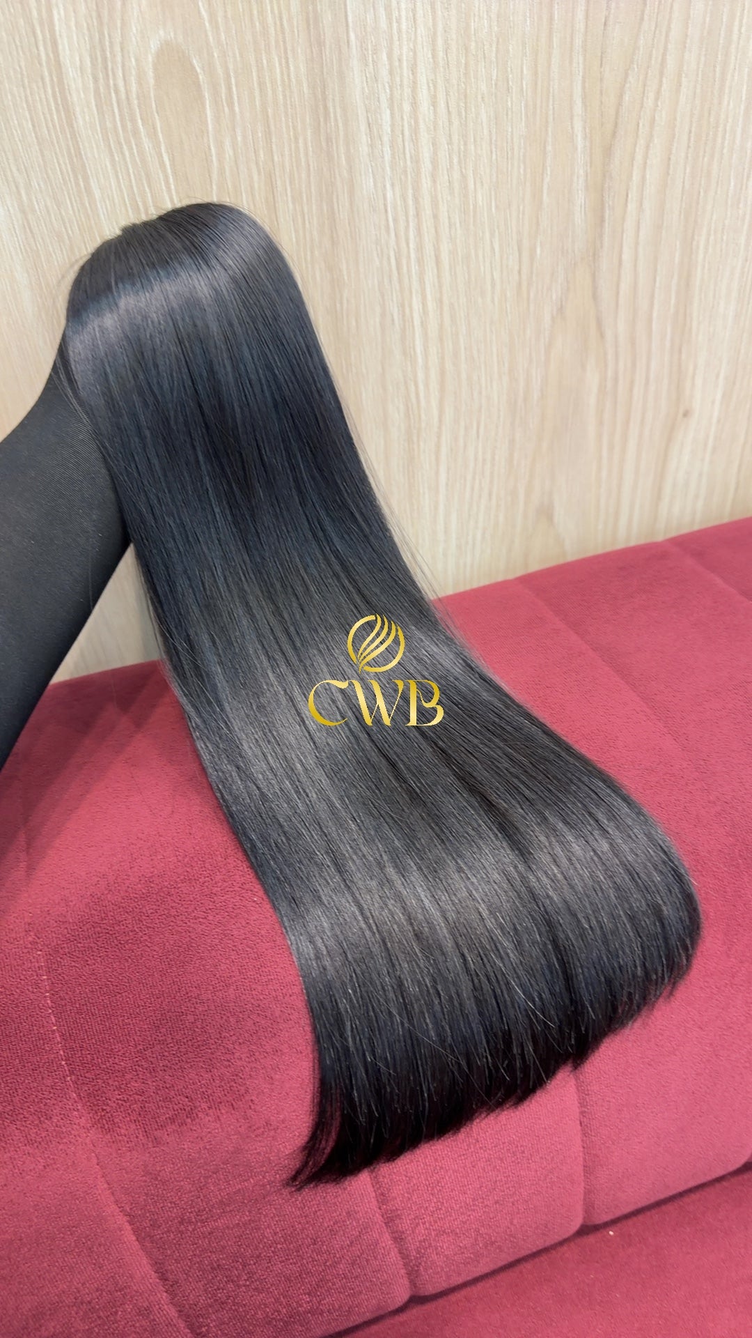 Detalhe do cabelo castanho escuro liso 51cm — CWB Cabelos